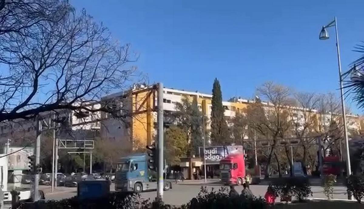  Kolaps u Podgorici zbog protestne vožnje kamiona 
