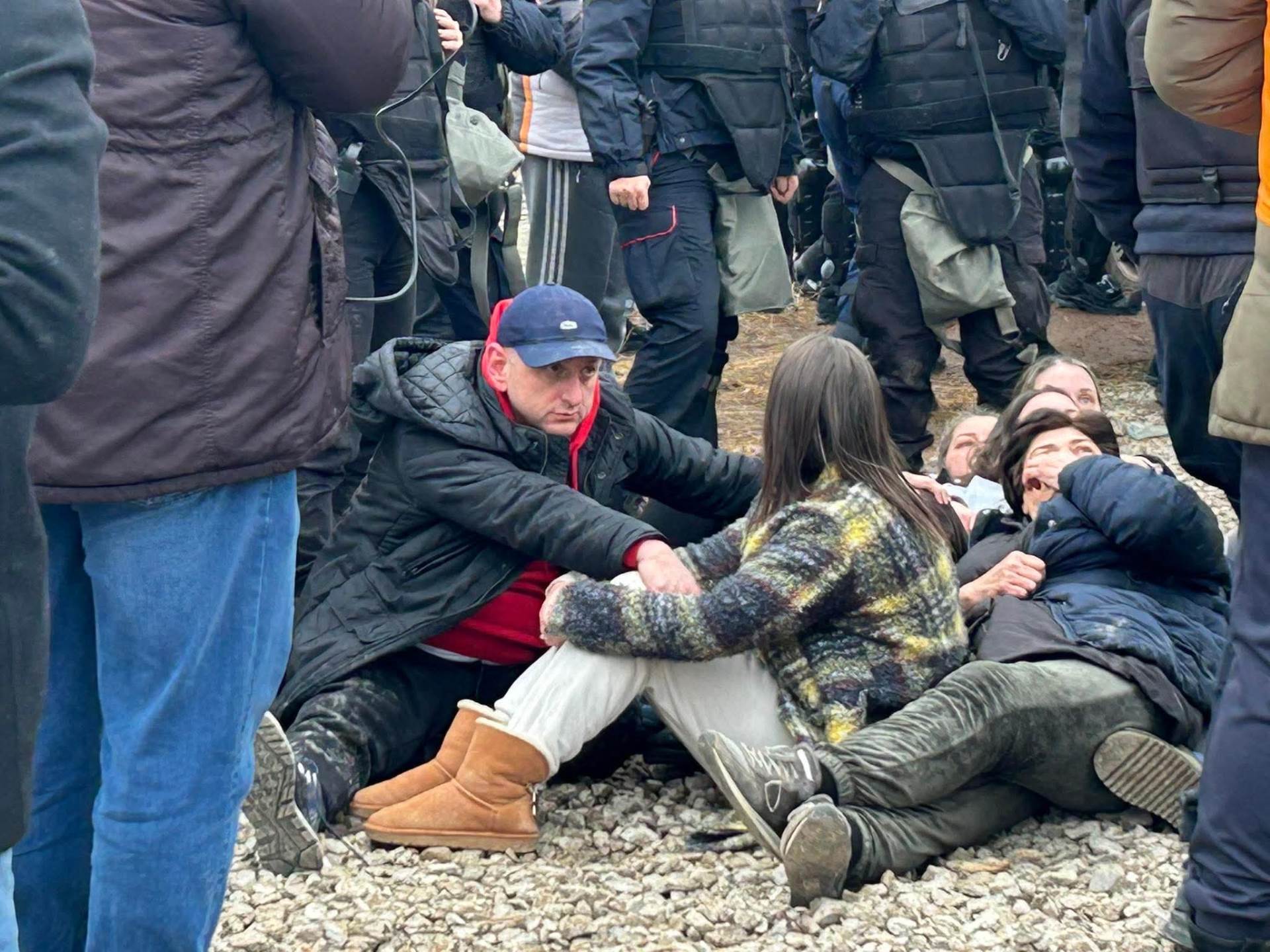 Za izgradnju kolektora u Botunu Kneževićevi službenici su četiri puta podigli ruke Info Za izgradnju kolektora u Botunu Kneževićevi službenici su četiri puta podigli ruke Info