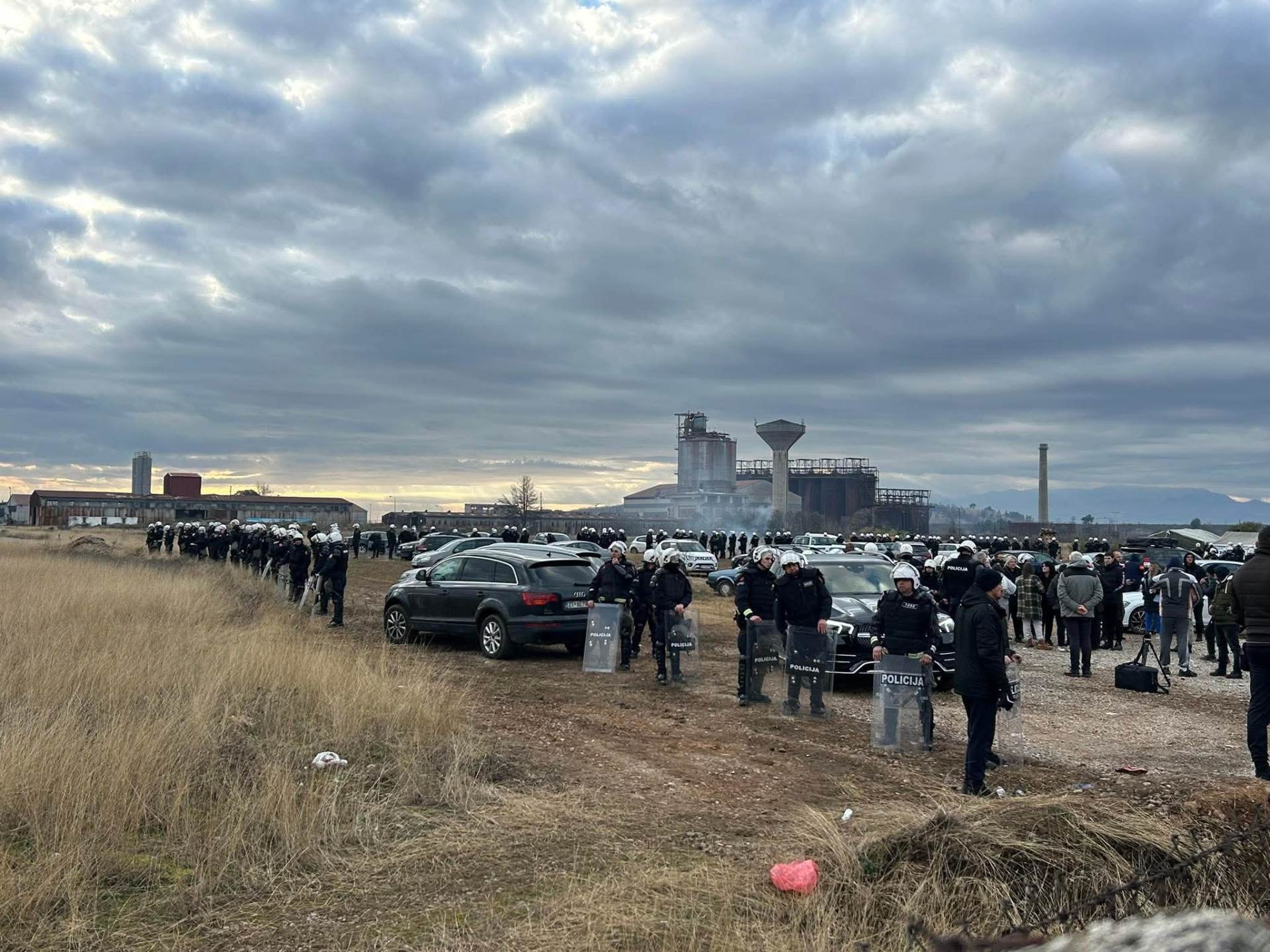  Policija jutros čuva Botun, prilazi blokirani 