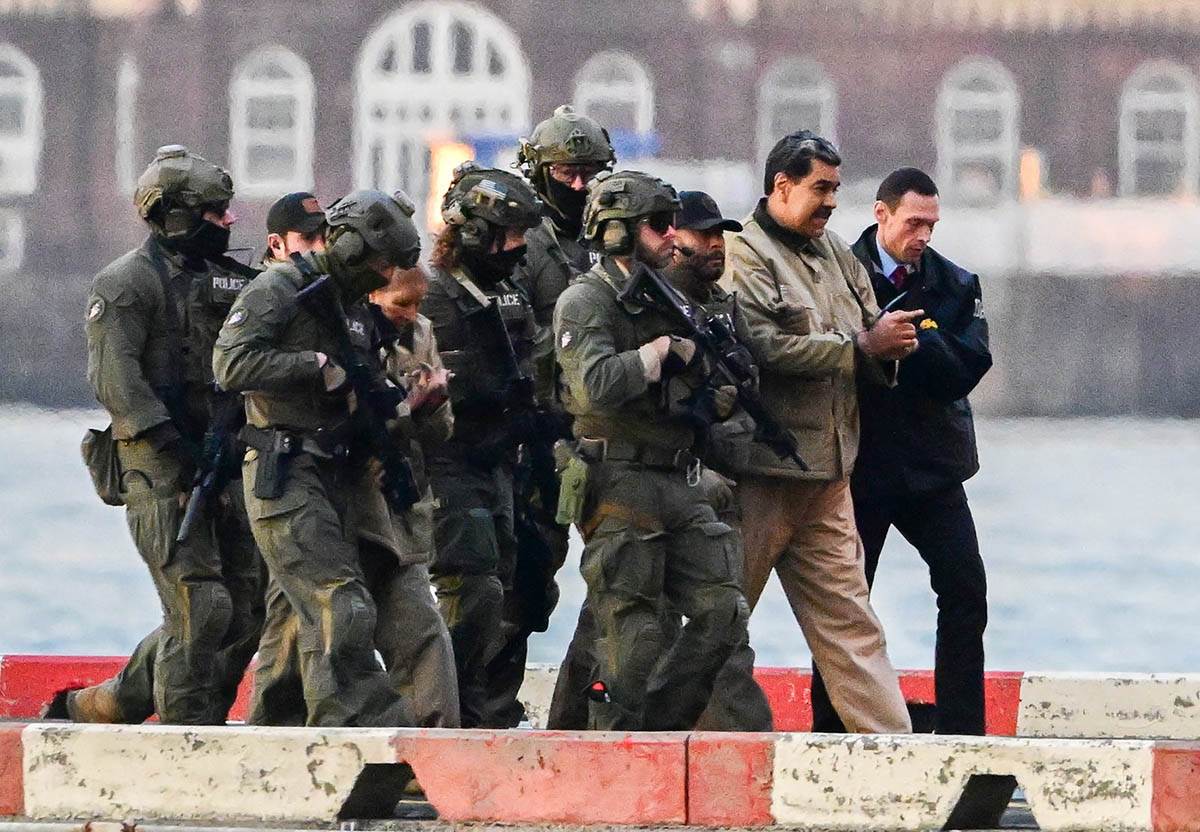  Madura u lisicama doveli specijalci u zgradu suda 