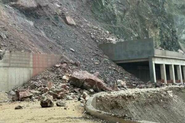  Zbog odrona u Sokolovini obustavljen saobraćaj na putu Đurđevića Tara - Mojkovac 