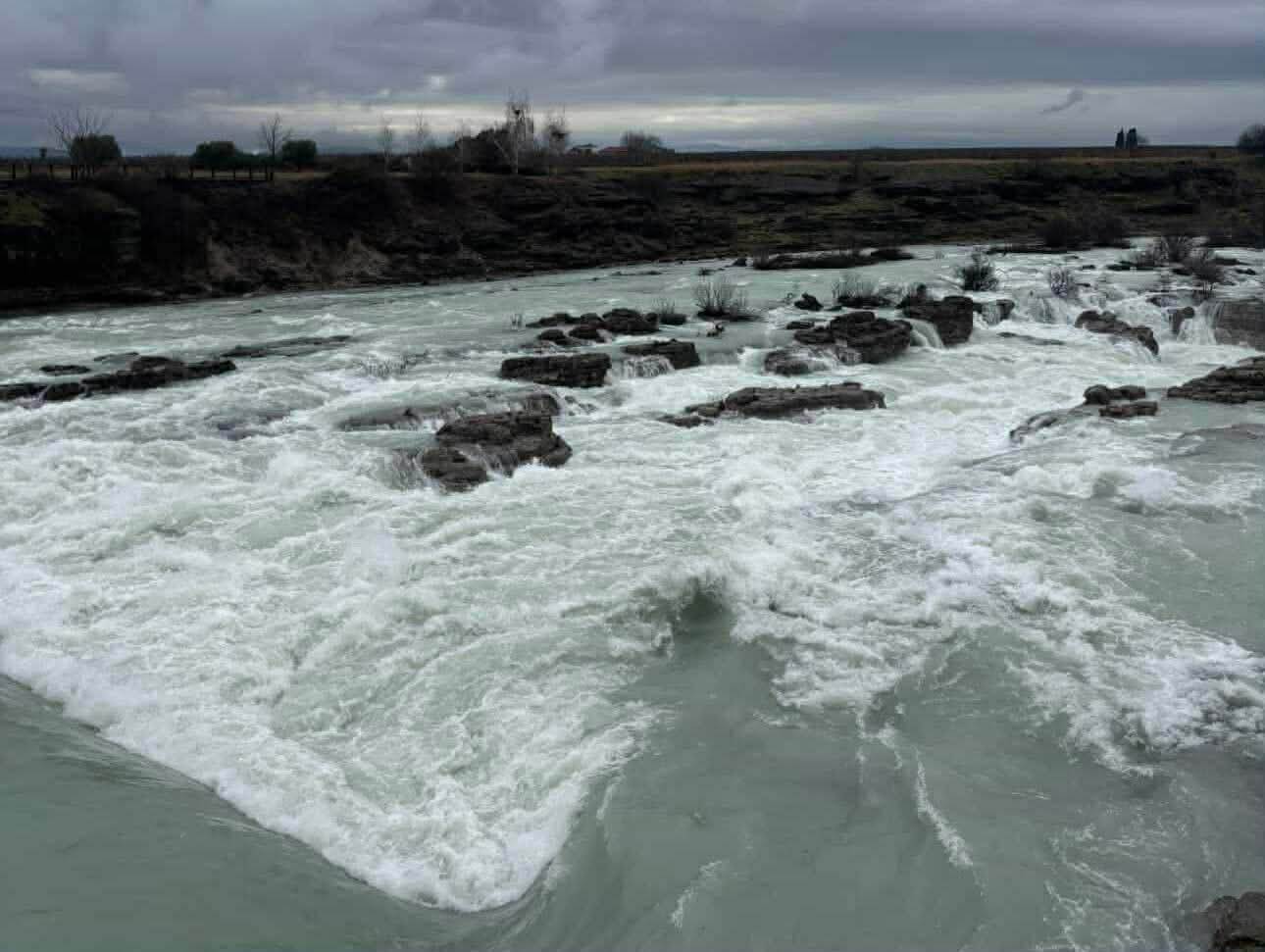  Zbog poplava i odrona obustavljen saobraćaj na više putnih pravaca 