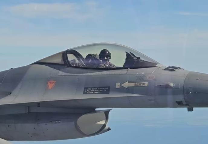  Ukrajinski piloti F-16 prilagođavaju taktike zbog opasnosti na liniji fronta 