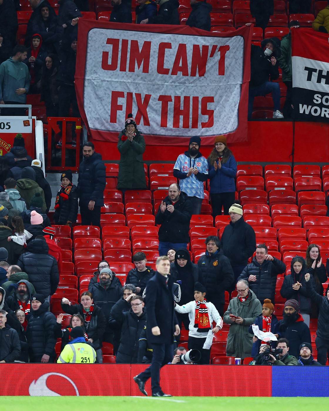  Izraz lica Aleksa Fergusona govori sve o Mančester junajtedu: Totalni debakl na Old Trafordu, klub j 