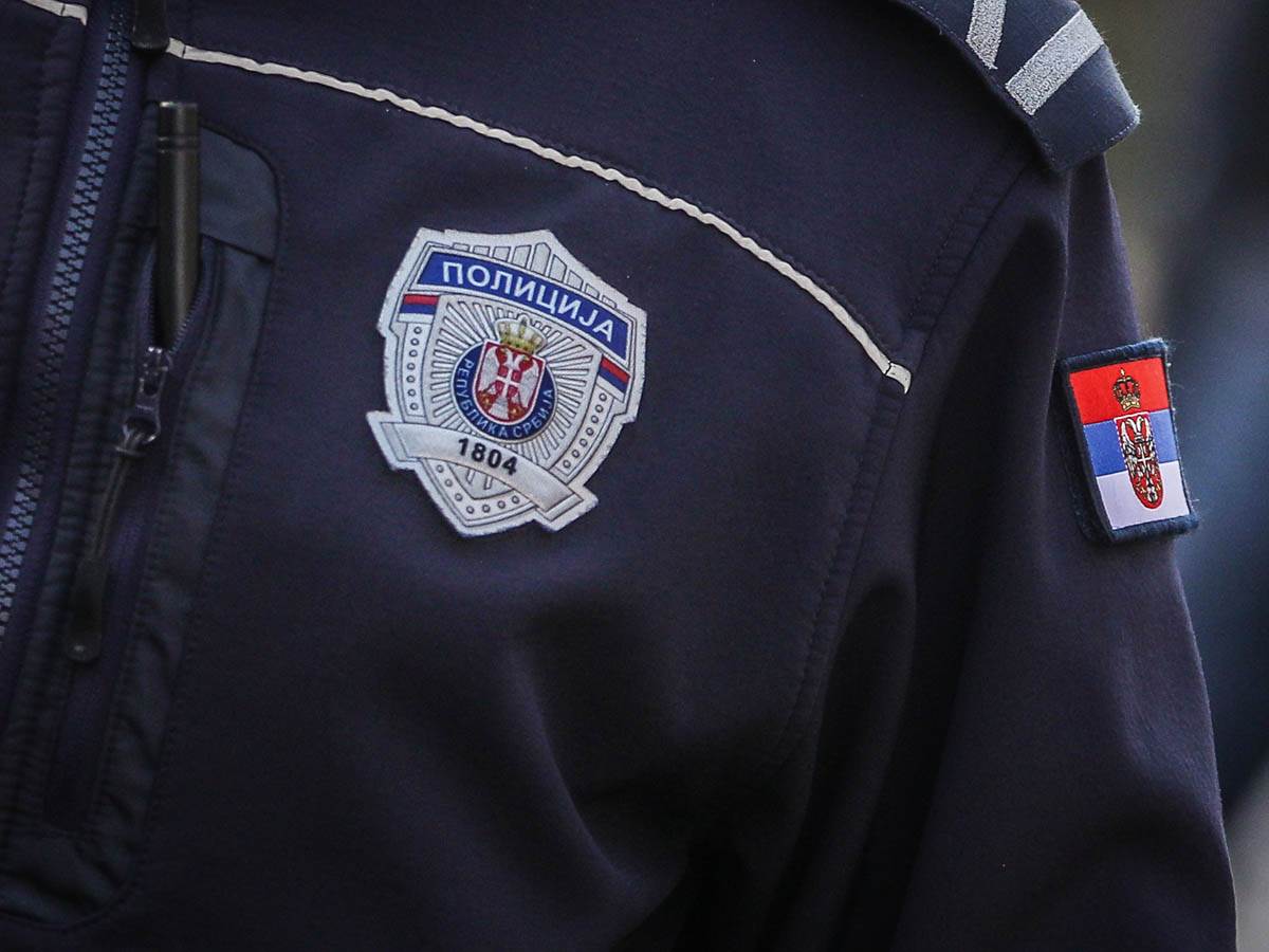  Tijelo muškarca prekriveno podlivima pronađeno u kući u Surčinu: Policija obavlja uviđaj, sumnja se  