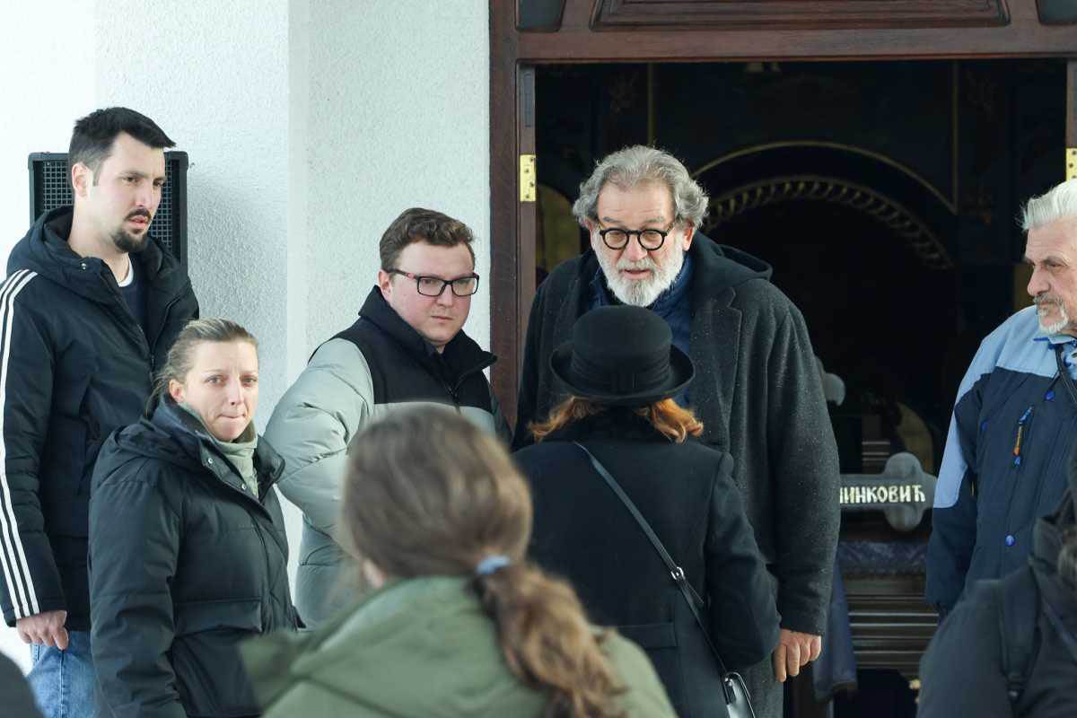  Boda Ninković prima saučešće na sahrani brata Ljubomira 