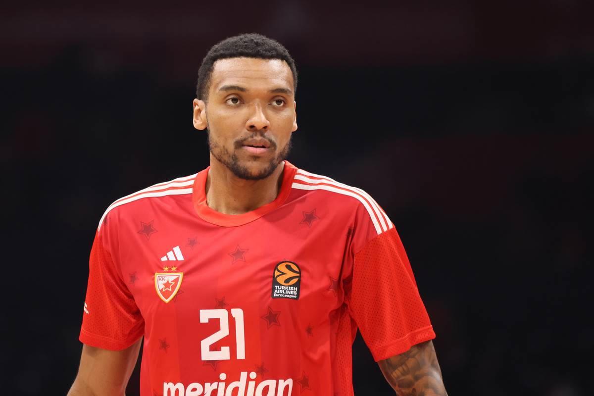  Džoel Bolomboj u avionu za Milano 