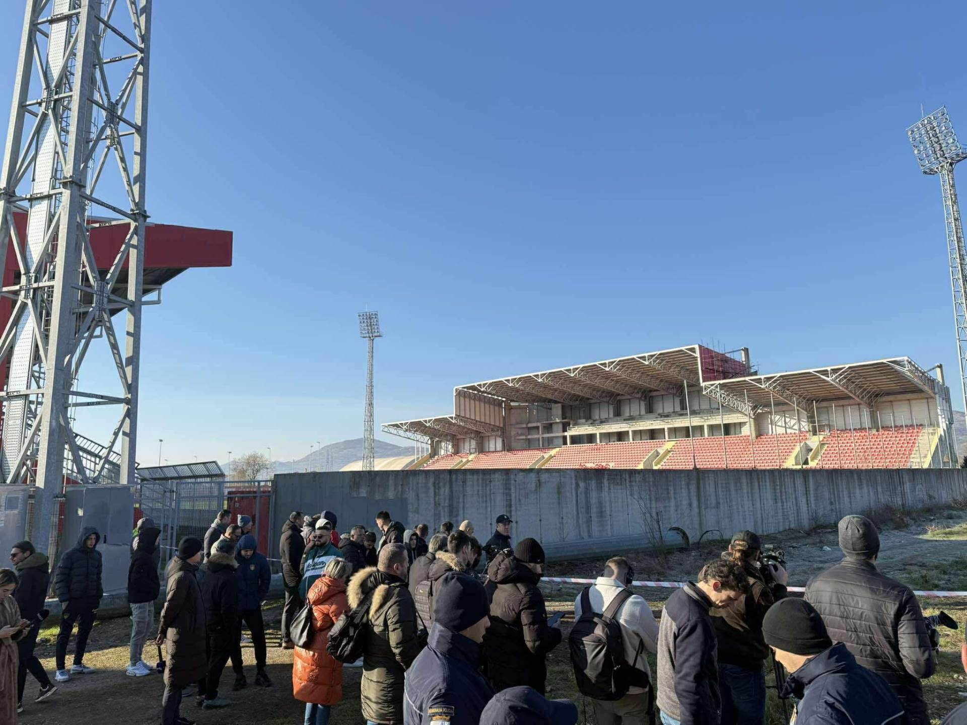  Čeka se dolazak policije, da li će reflektor DG Arena biti srušen danas? 