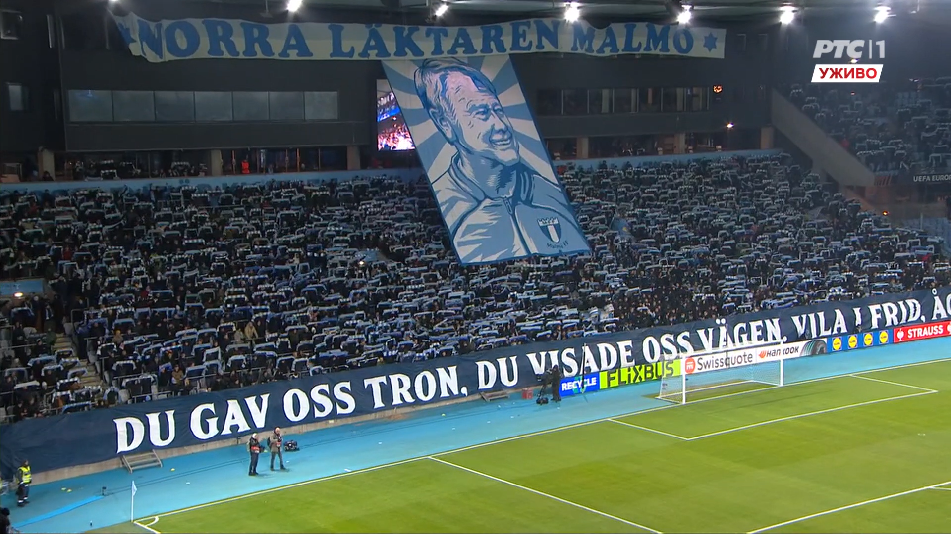  Navijači Malmea odali su počast Ageu Hareideu na početku meča sa Crvenom zvezdom u Ligi Evrope 