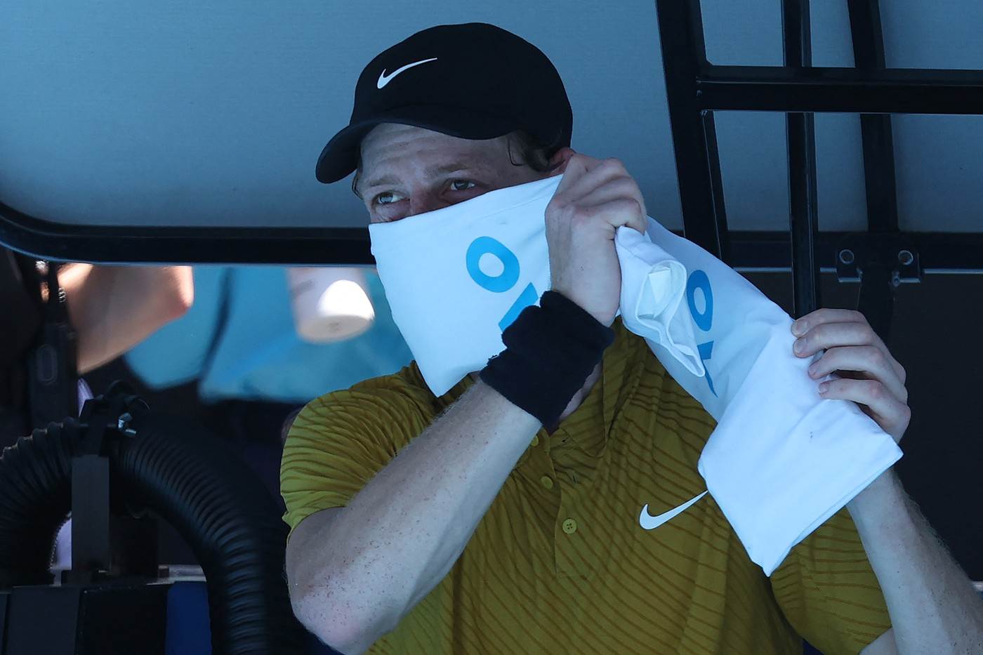  Siner umalo ispao sa Australijan opena: Jedva je stajao na nogama, spasilo ga pravilo o vrućini 