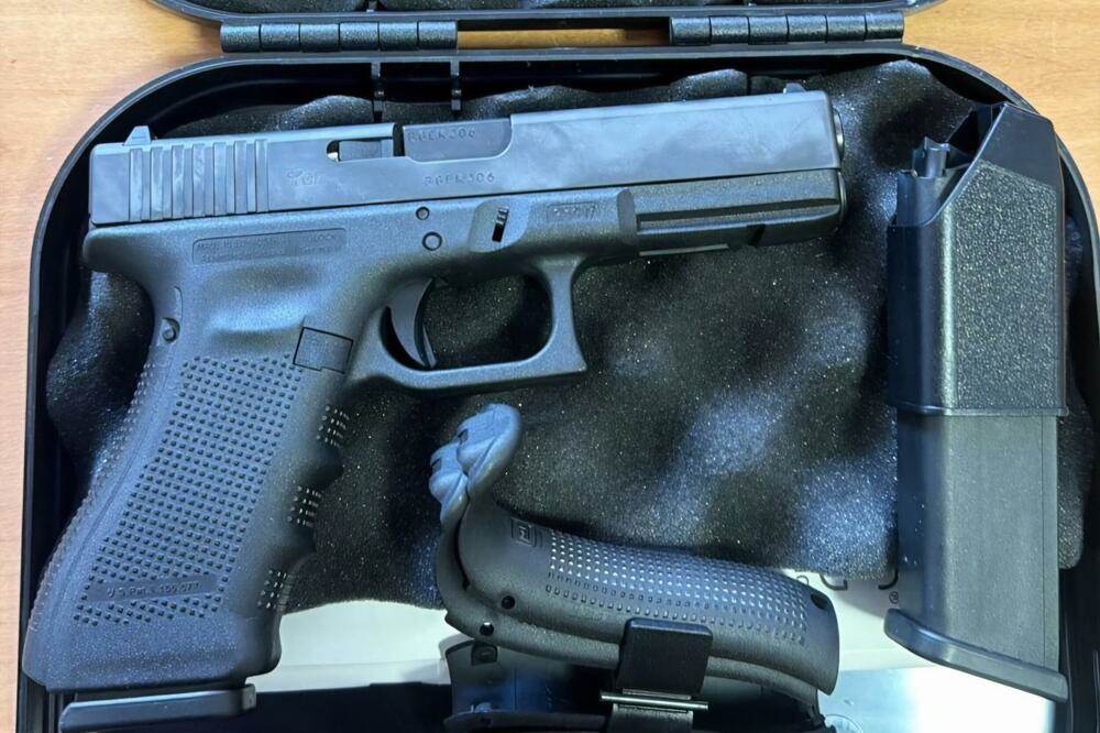  Oduzet pištolj od supruge operativno interesantnog lica iz Bara 