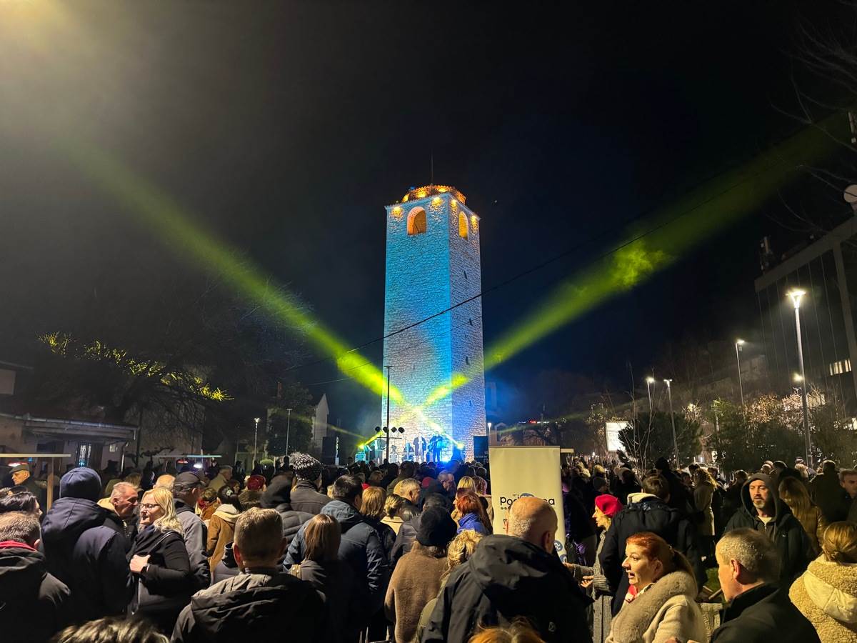  "Veče vina i koštanja" ispred Sahat kule 