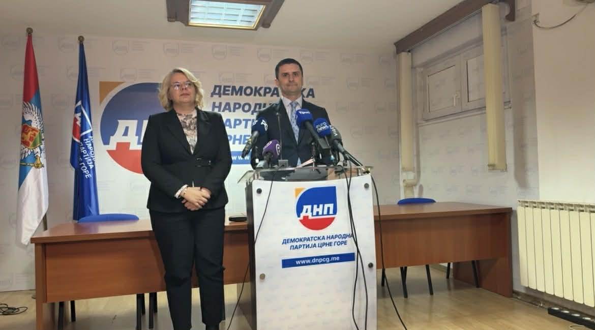 Zogović i Vukićević su u petak za Info najavili da će podnijeti ostavke na funkcije u Vladi Zogović i Vukićević su u petak za Info najavili da će podnijeti ostavke na funkcije u Vladi