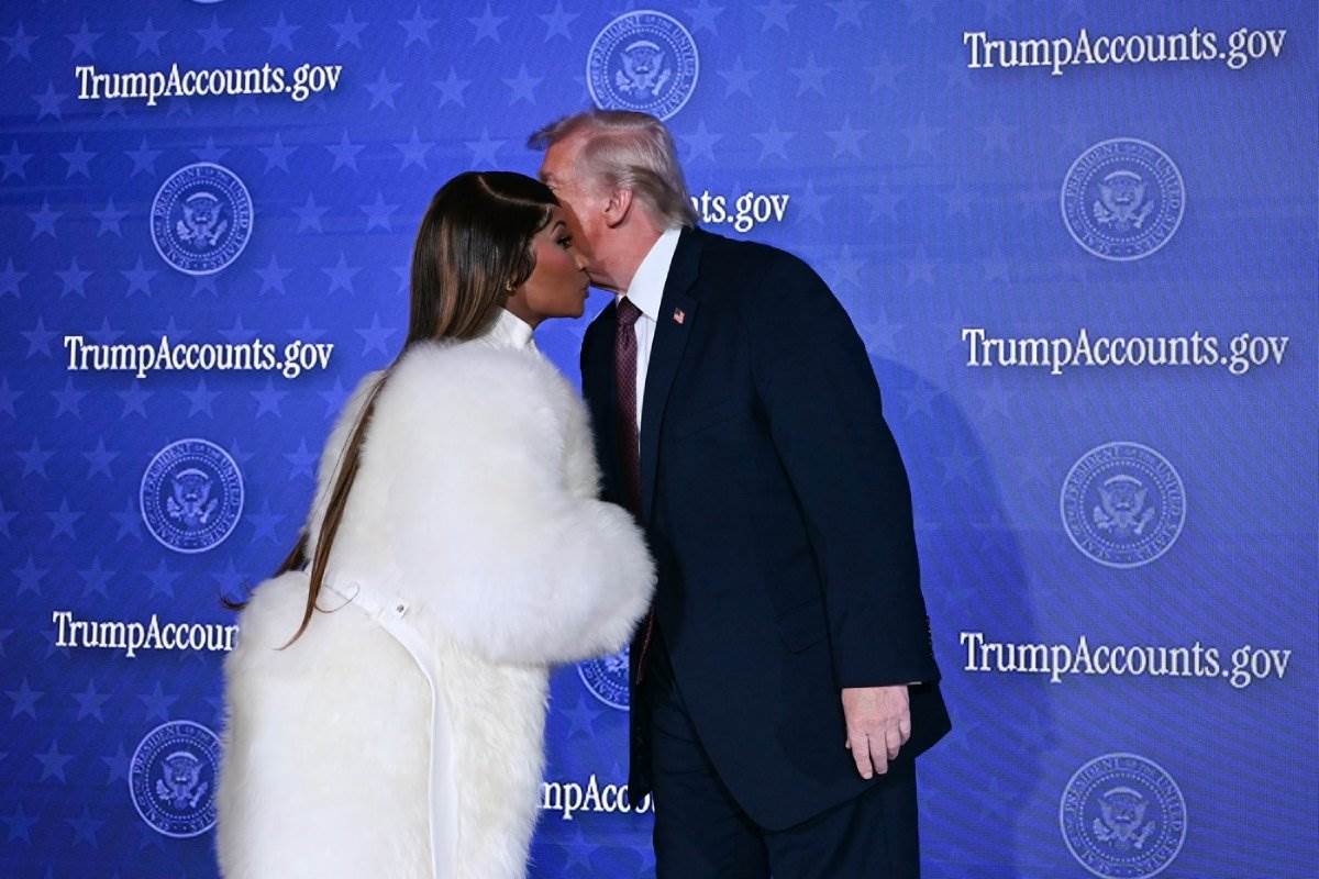  Donald Tramp pred svima komentarisao zadnjicu Niki Minaž 