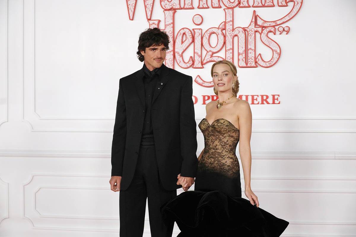  Međusobnu opčinjenost iz "Orkanskih visova" prenijeli i van ekrana: Ispunio joj sobu ružama, ona mu  