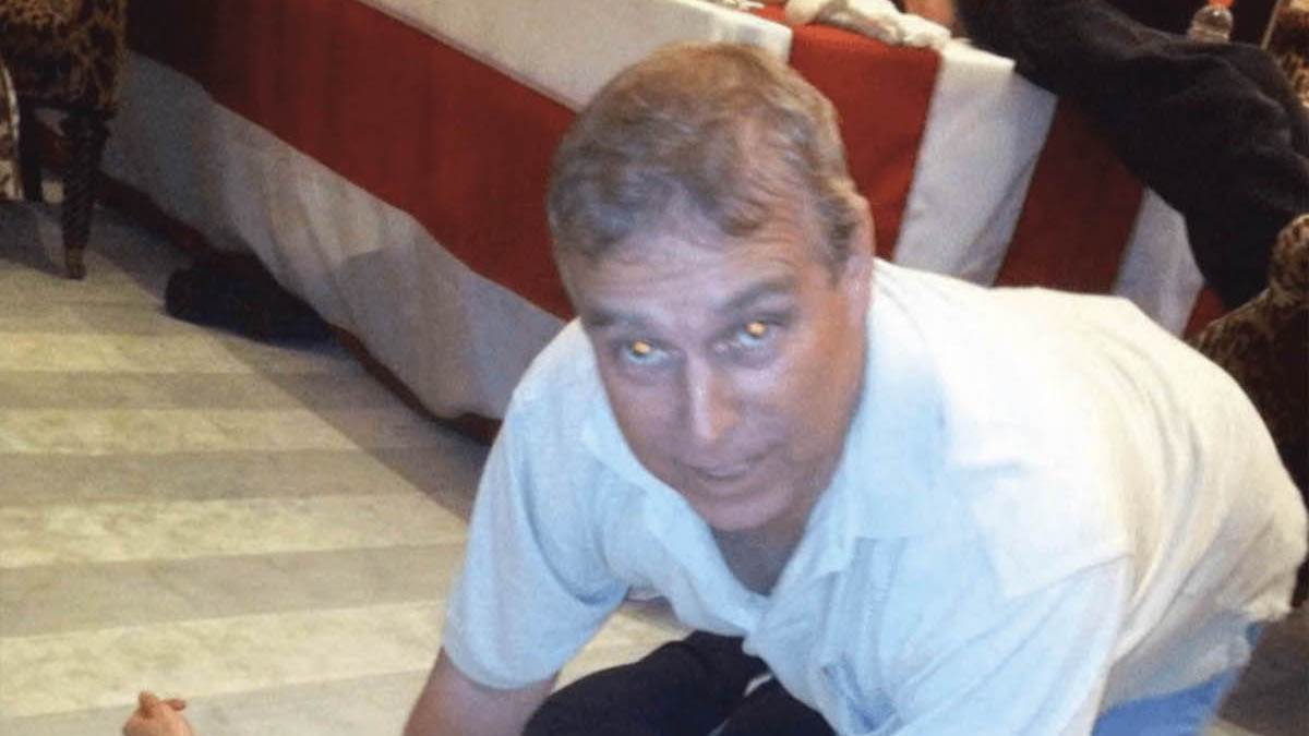  Pojavile se slike bivšeg princa Endrua kako kleči nad ženom 