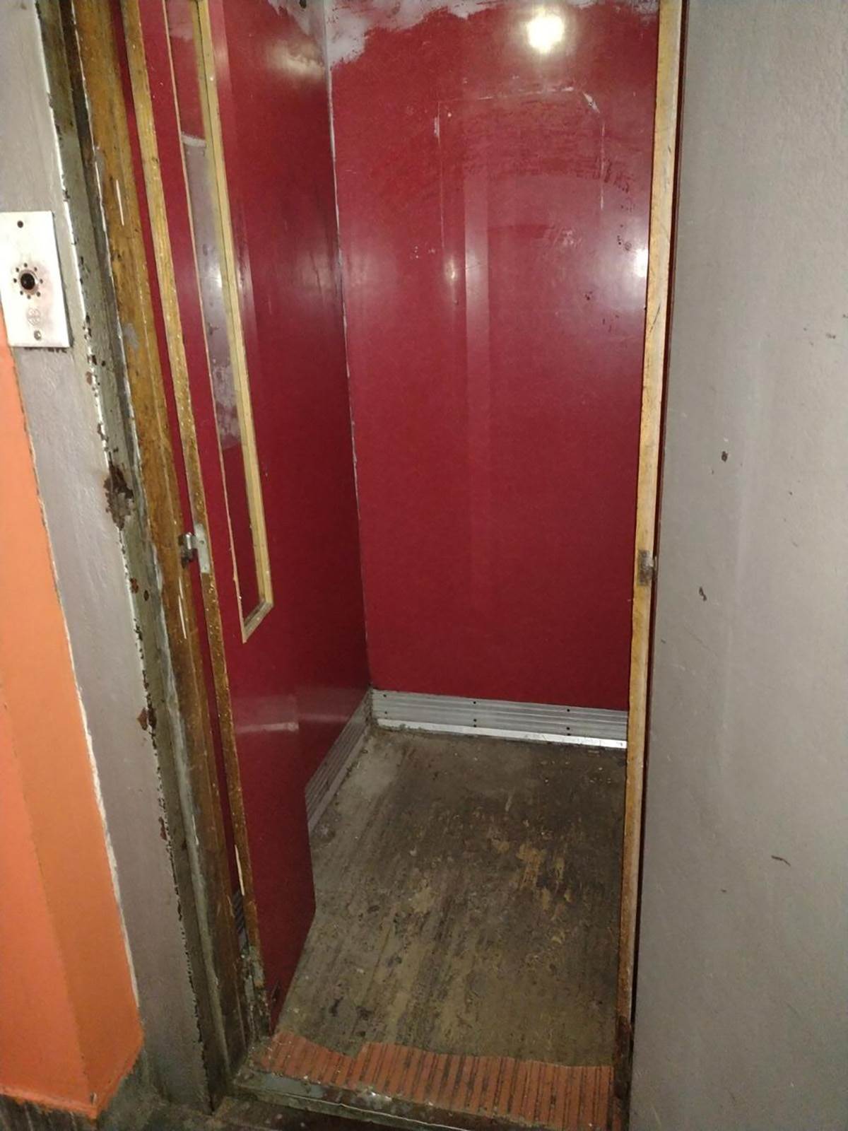  Propao lift, teško povrijeđen stariji muškarac 