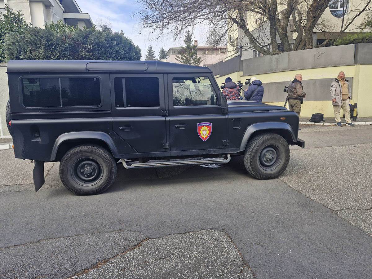  Na kuću Zdravka Čolića bačena ofanzivna ručna bomba 