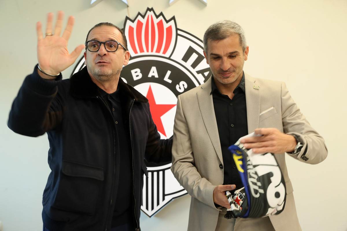  Partizan smijenio trenera Nenada Stojakovića: Peđa Mijatović ga doveo i otjerao! 