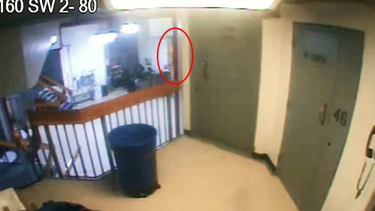  Pojavila se misteriozna figura u blizini Epstinove ćelije: Prizor snimljen u noći kada je preminuo ( 