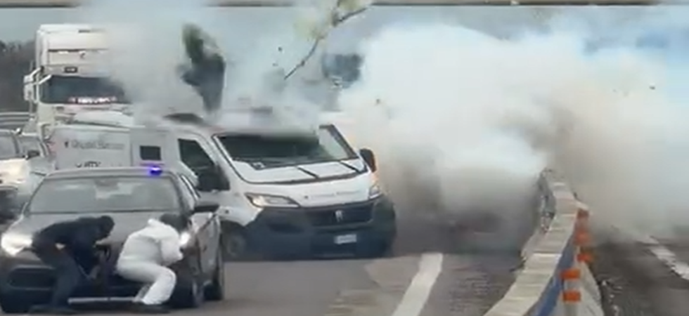  Filmska pljačka u Italiji: Razbojnici digli u vazduh dva vozila za novac i blokirali brzu cestu 