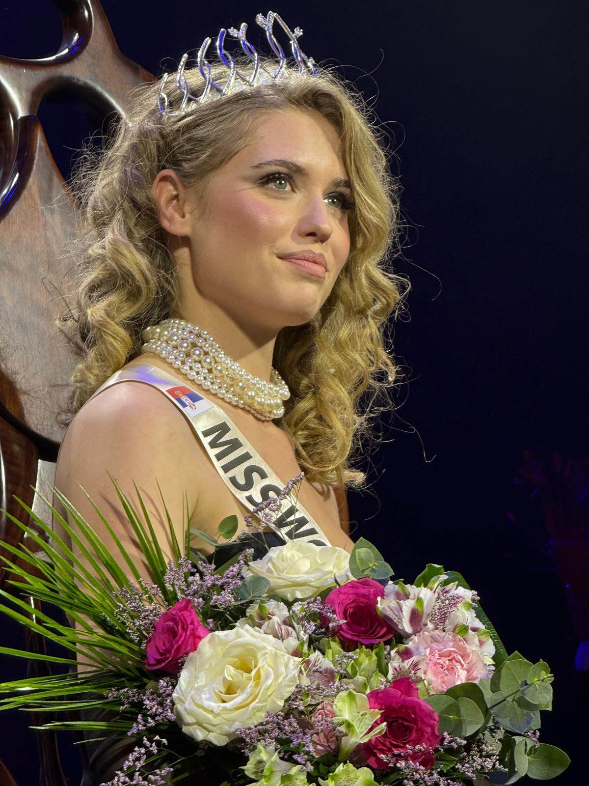  Simona Manojlović nova je Miss Srbije 