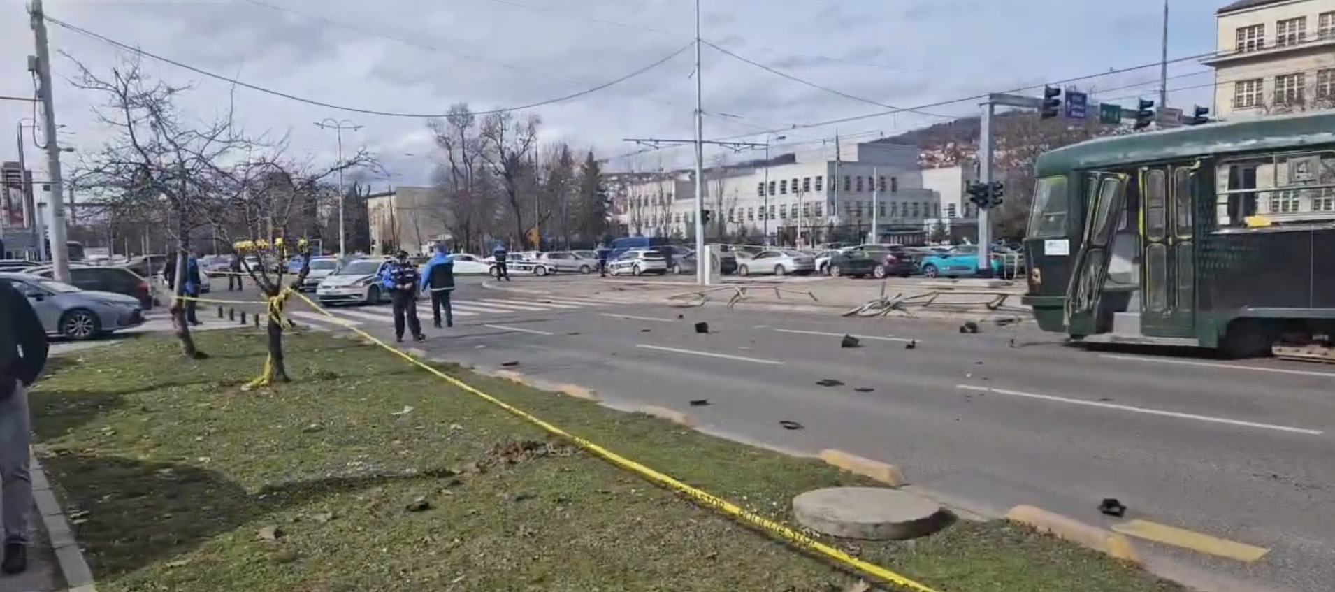  Jedna osoba poginula u iskakanju tramvaja iz šina u Sarajevu: Stanica potpuno uništena, više osoba p 