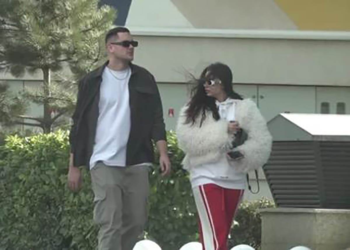  Ovo je novi dečko Sanje Vučić? Pevačica "uhvaćena" sa misterioznim muškarcem, evo šta su radili u gr 