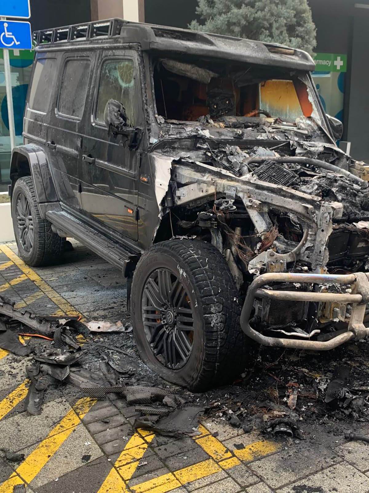  Uhapšen osumnjičeni za paljenje auta Bake Praseta: Prvo osnovno javno tužilaštvo otkrilo nove detalj 