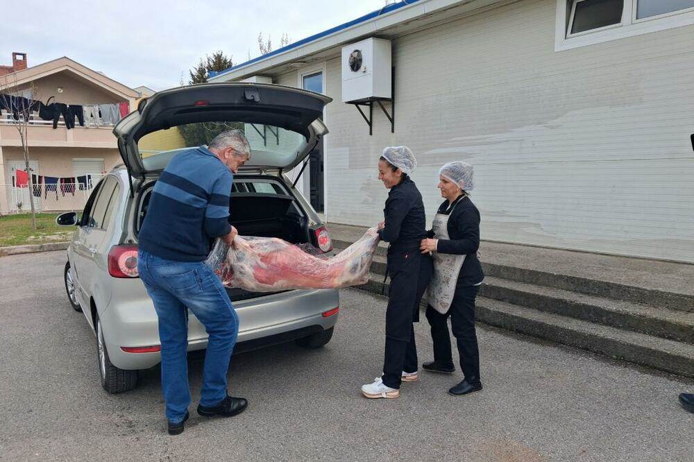  Mugoša ispunio obećanje, jagnje poklonio Narodnoj kuhinju 