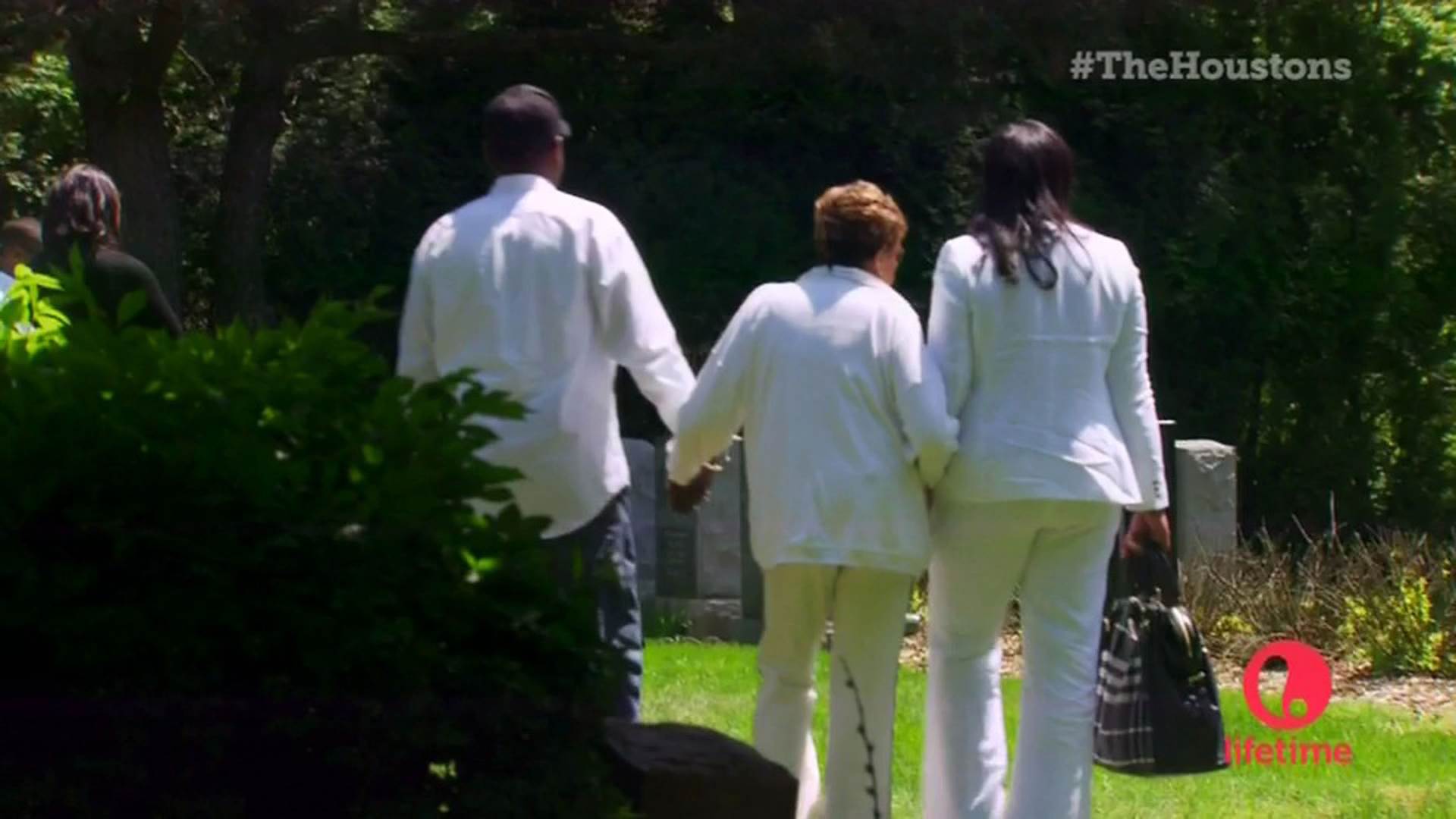  Usvojeni sin našao je slavnu majku mrtvu u kadi, pa smuvao sestru 