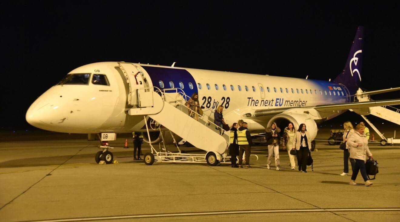  Na podgorički aerodrom sletio avion sa crnogorskim državljanima 