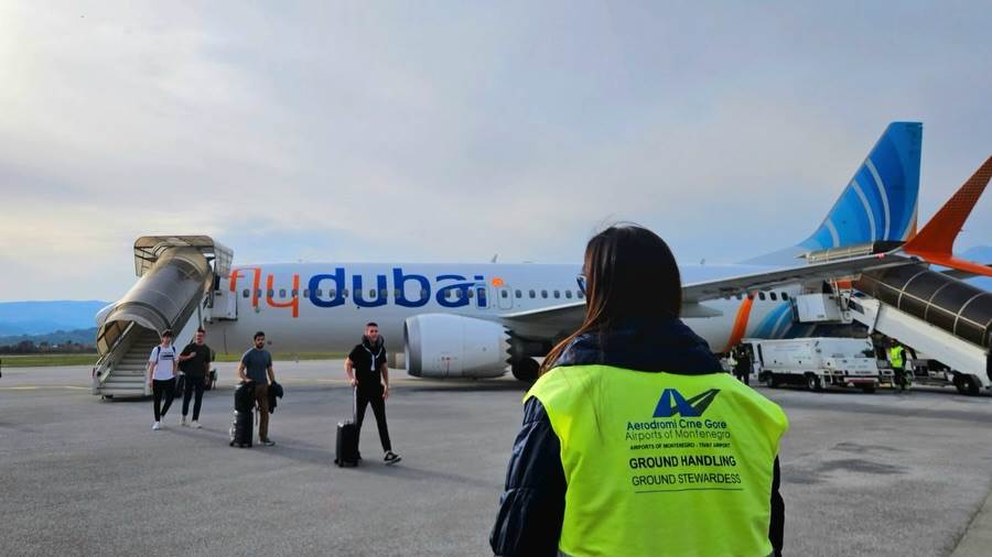  Avion iz Dubaija sletio u Tivat: U Crnu Goru stiglo 138 putnika 