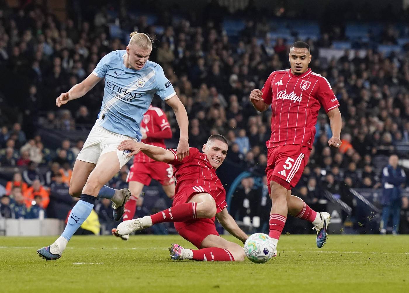  Milenković i Forest zaustavili Siti i "pogurali" Arsenal ka tituli 