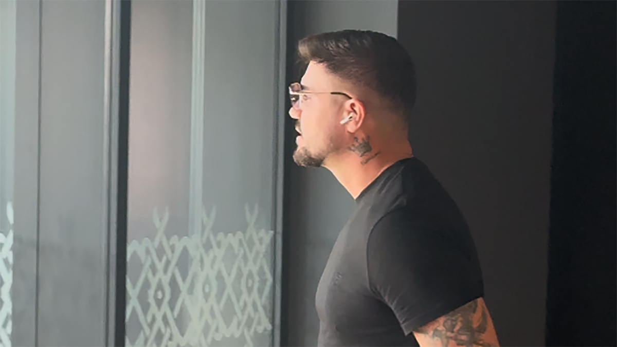  MC Stojan stigao u Beograd nakon nastupa: Razgolitio se u majici, pa pobjegao od medija (Video) 