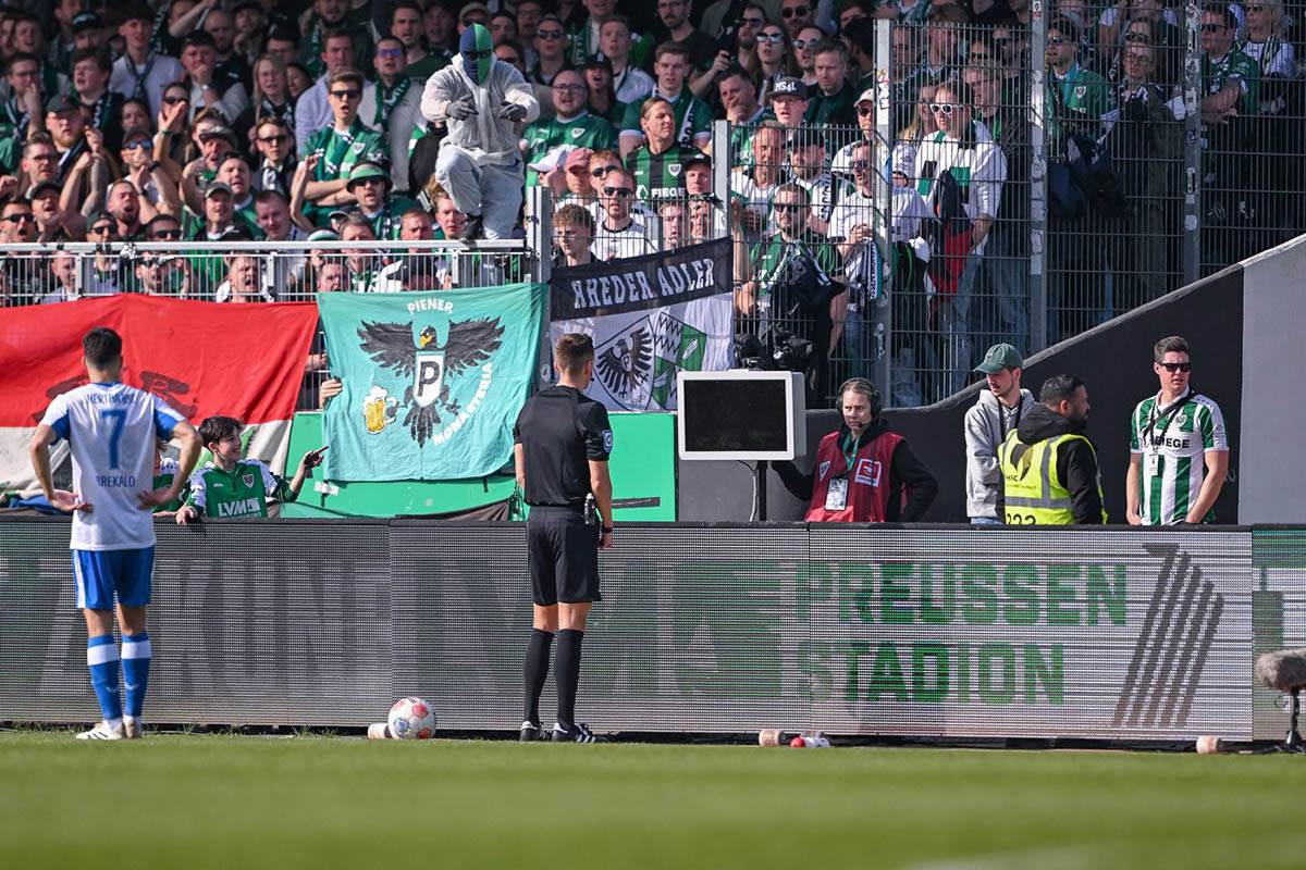  Navijač uletio u teren i pokvario VAR 