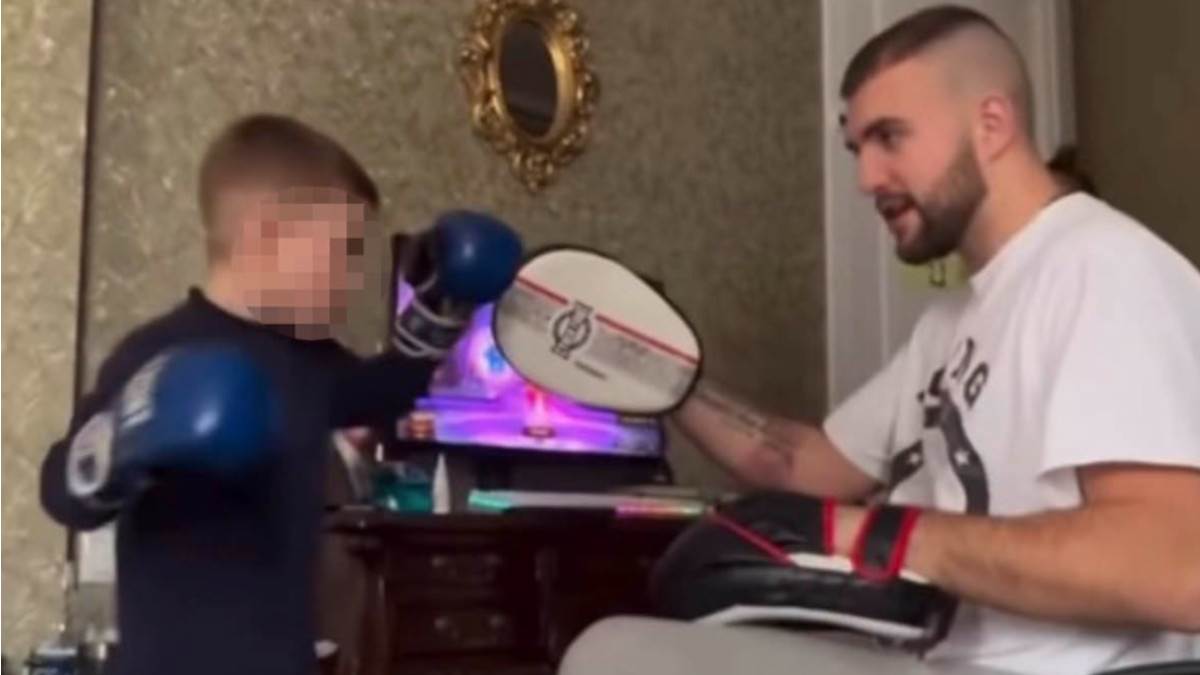  Veljko pozirao sa Bogdanom i sinovima, mali Željko oduševio gestom 