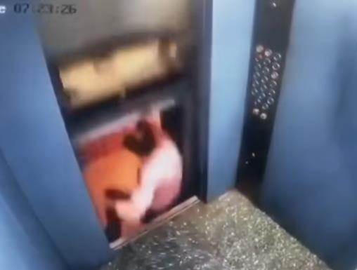  Za dlaku izbjegao smrt u liftu: Htio da izađe, pa jedva ostao živ, nadzorna kamera sve snimila 