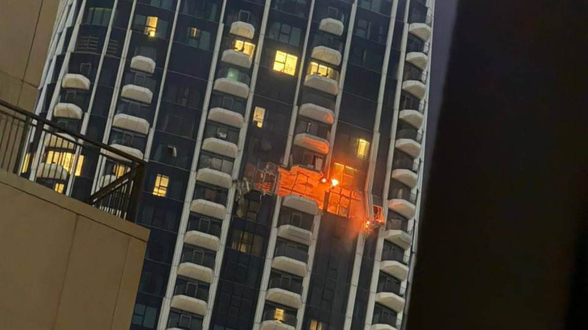  Misteriozni dron pogodio neboder, izbio snažan požar 