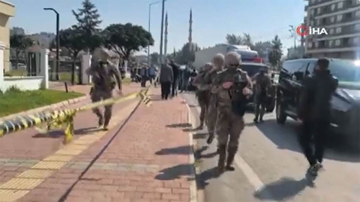  Snimci drame u Antaliji: Napadač se zaključao u kancelariji, naoružani specijalci ulaze u zgradu 