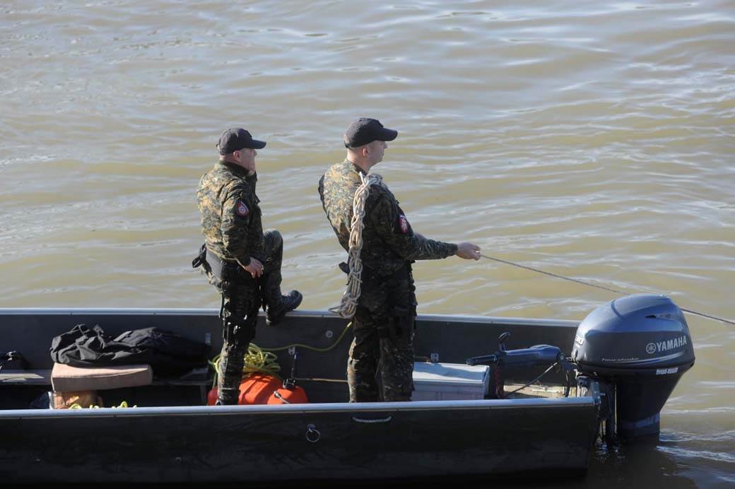  Muškarac pokušao da skoči u Tisu, stigli spasioci i pregovarač: Drama kod Sente, oglasio se ronilac  