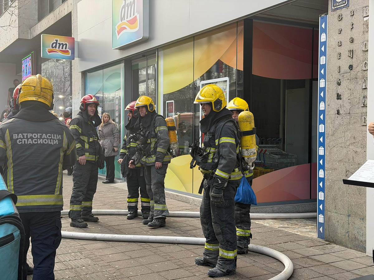  Bačen Molotovljev koktel na kafić na Vračaru: Plamen progutao lokal, kamere snimile napadača 