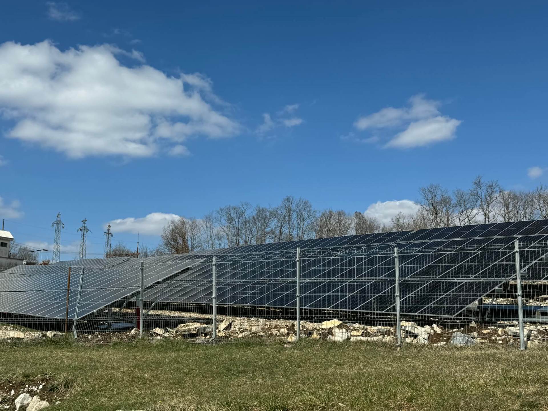  Evropa zbog rata u Iranu prelazi na solarne panele: Koštaju oko 200 eura, evo koliko struje mogu ušt 