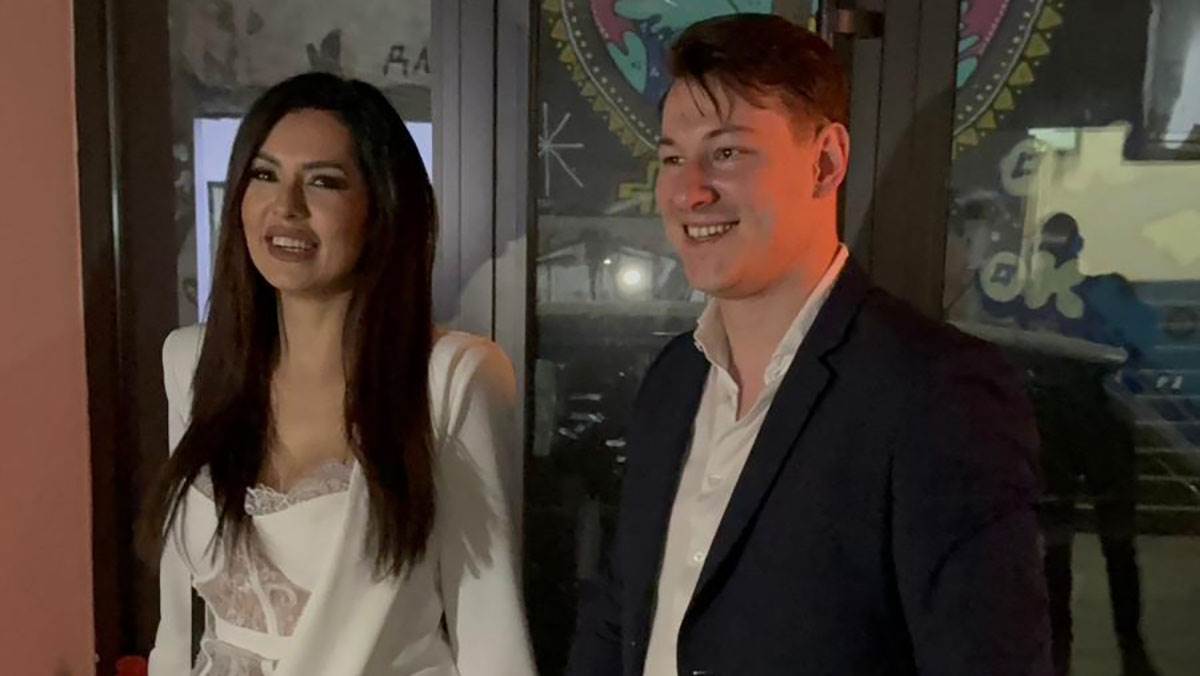  Sve oči uprte u dekolte Tanje Savić: 11 godina mlađi pilot je ne ispušta iz vida, ona mami uzdahe u čipkanoj haljini 