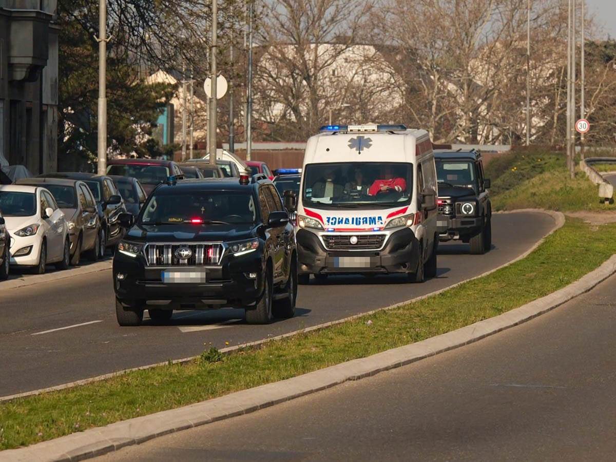  Maloljetnik koji je počinio masakr u Ribnikaru dovezen u sud: Pogledajte kako ga je policija sprovel 