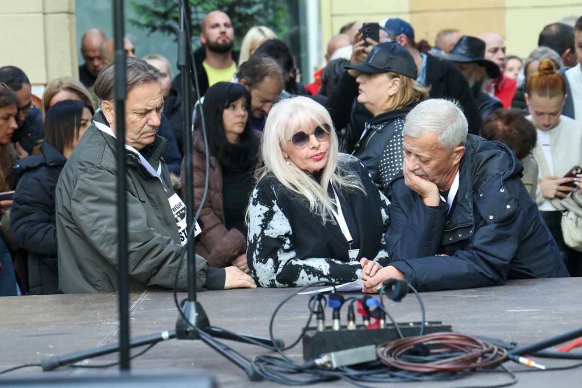  Hanka Paldum ne izlazi iz oronule kuće 