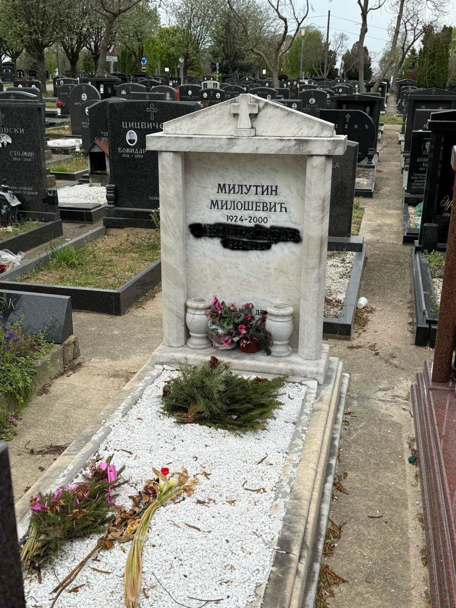  Prošle su dve godine od smrti Slađane Milošević: Rok princezi oskrnavili grob, deo spomenika bio pre 