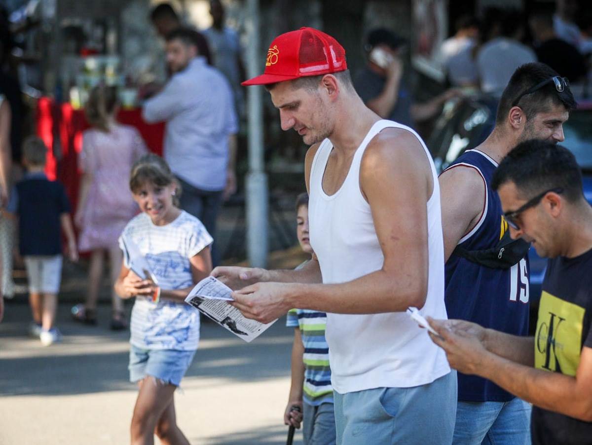  Zaboravite na majicu na bretele i papuče od pet evra: Nikola Jokić se pojavio u hit izdanju poslije  