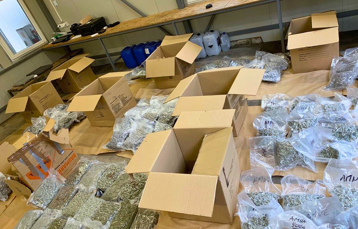  Uhapšen muškarac sa 90 kilograma marihuane u vozilu: Policija kod Šida zatekla 94 paketa (Foto) 