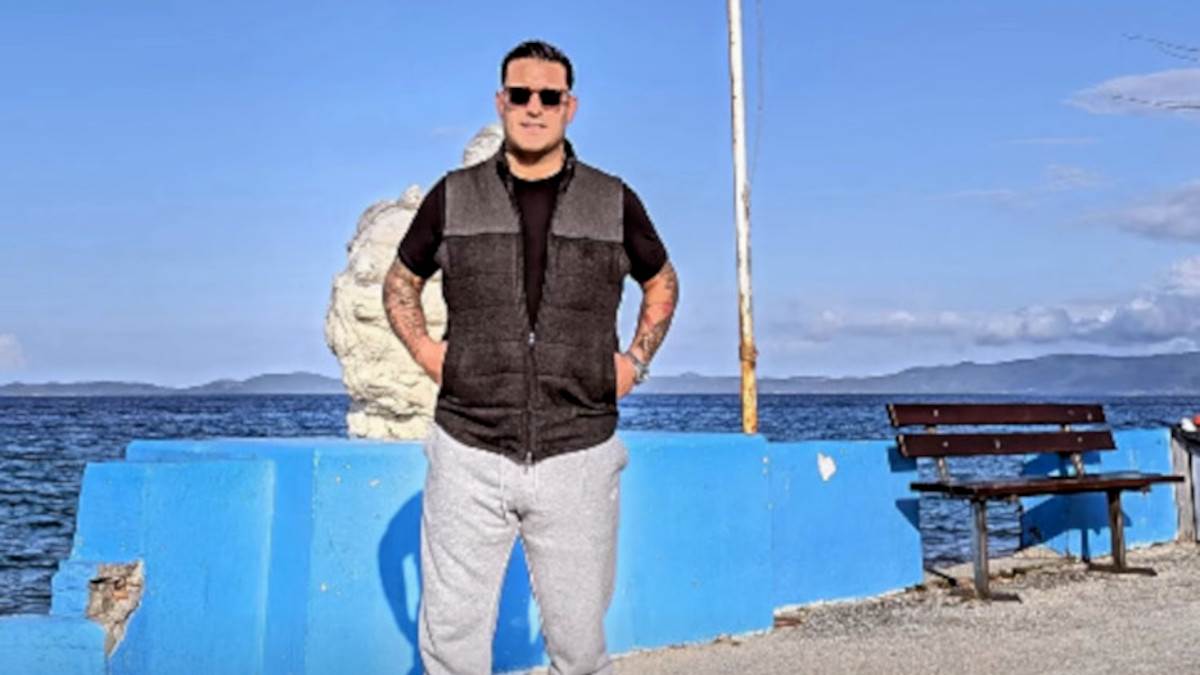  Darko Lazić sa mužem Ane Sević i Kaporom napustio Srbiju: Otišli na sveto mjesto, pa odao počast pokojnom bratu 